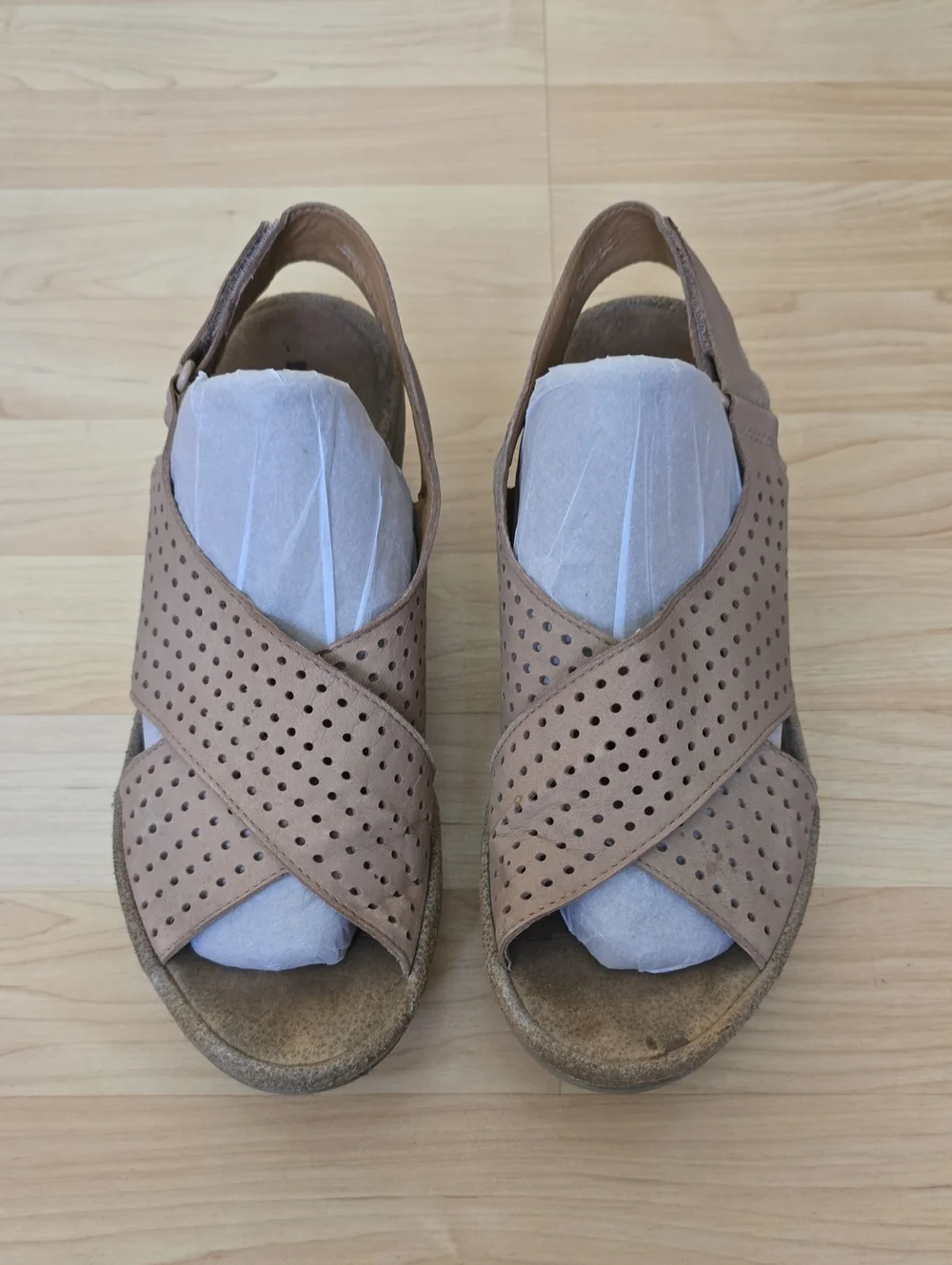 CLARKS Wedge Sandals Beige Soft Cushion Open Toe Crossover Slingback Size 8.5